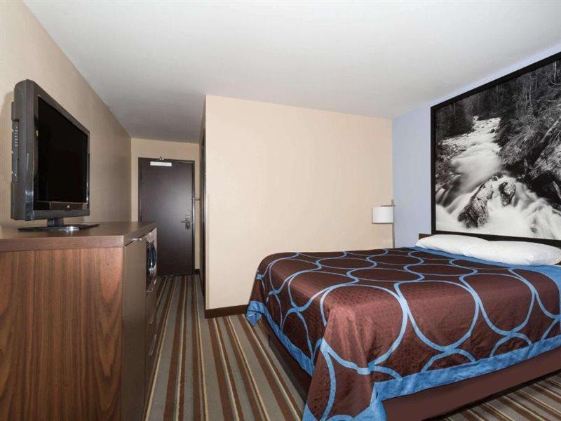 Super 8 By Wyndham Longmont/Twin Peaks Hotel Exterior photo
