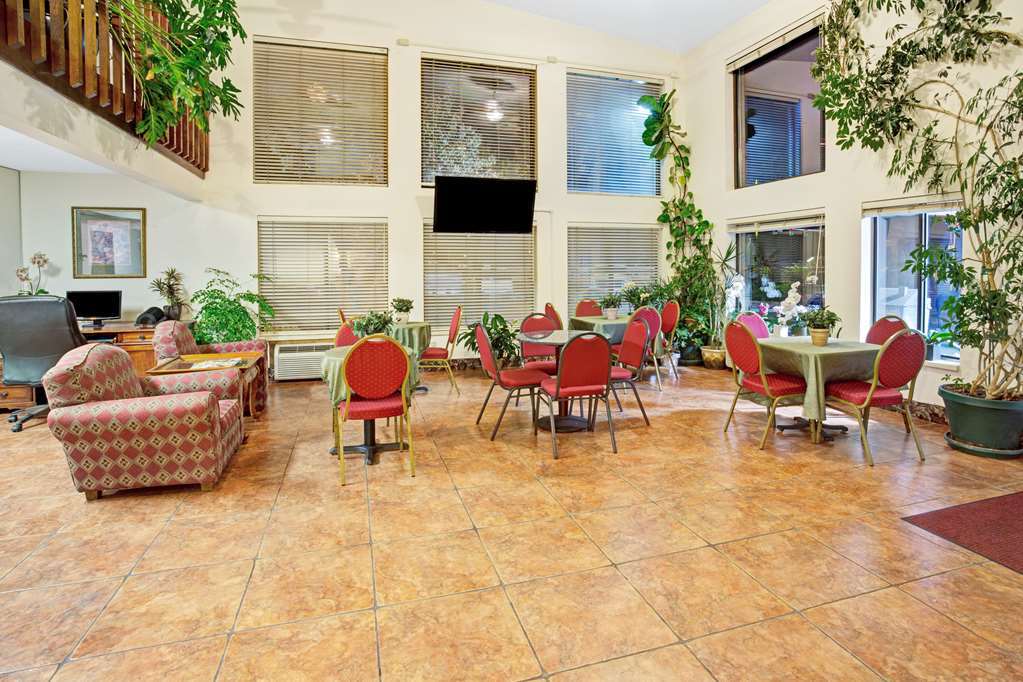 Super 8 By Wyndham Longmont/Twin Peaks Hotel Interior photo
